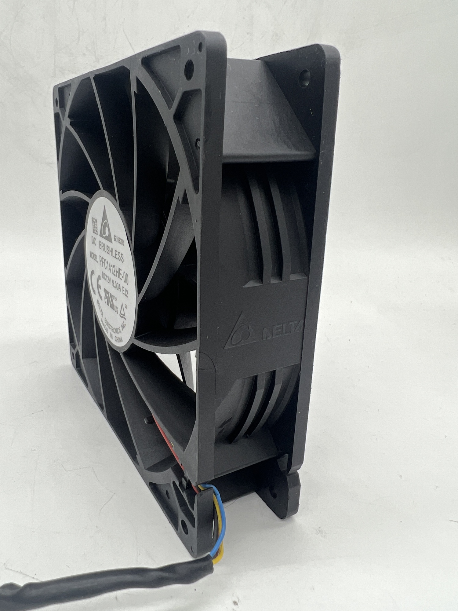 Кулер 140×140×38 мм, 7000 об., 12 В, 9,0 А, 4 pin., DELTA Mod: PFC1412YHE-00, BRUSHLESS Original REF