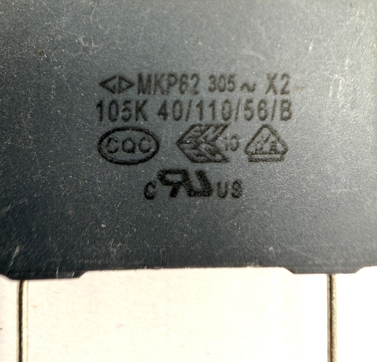 Конденсатор MKP62 305~X2 105K 40/110/56/B