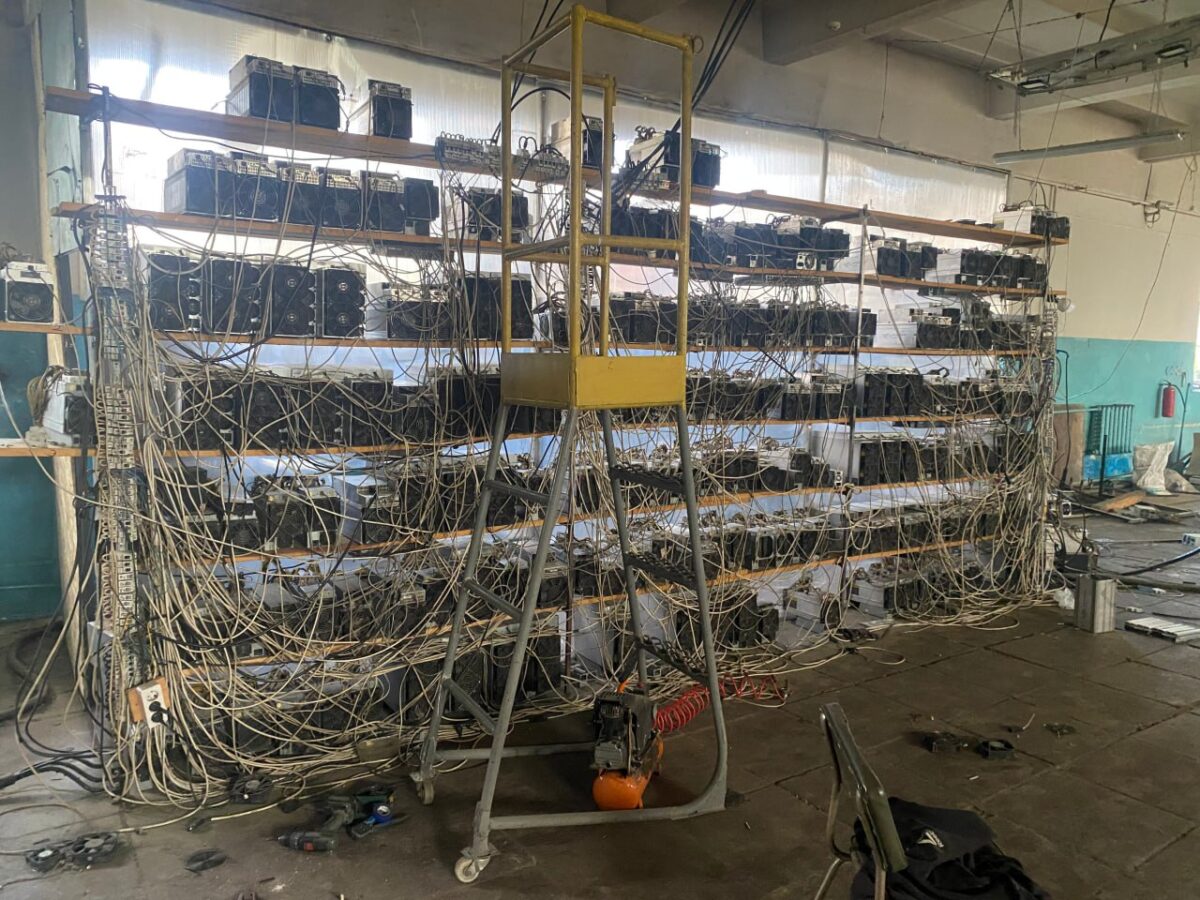 В Саянске полиция ликвидировала майнинг-ферму на 240 устройств. Их изъяли Майнинг-ферма в Саянске. Фото: ГУ МВД России по Иркутской области