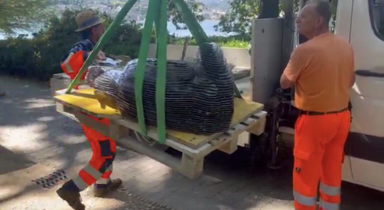 Муниципальные работники убирают обломки статуи Сатоши Накамото. Источник: Satoshigallery