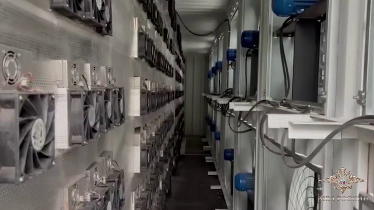 В Петербурге изъяли более 2700 устройств для майнинга на подпольной ферме Майнинг-ферма. Источник: МВД Медиа