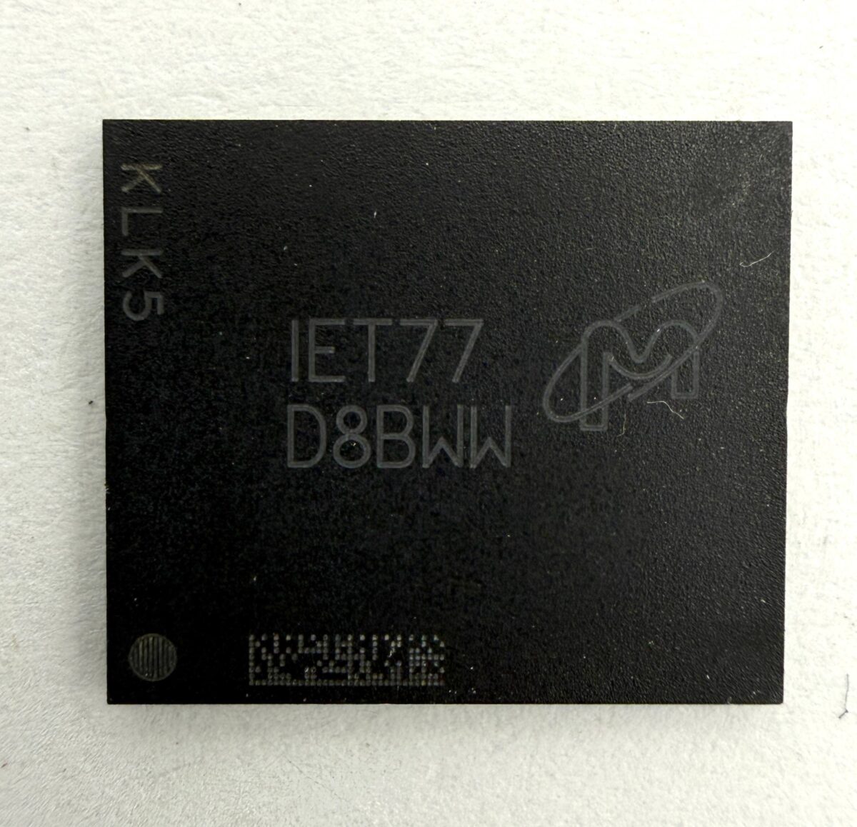 Микросхема MT61K256M32JE-19G:T,  D8BWW  (FBGA-180)